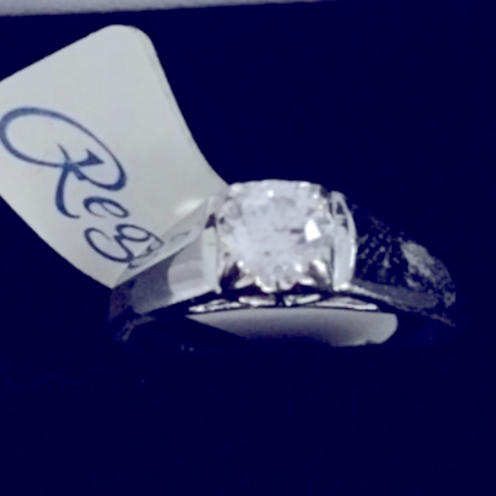 BEAUTIFUL CZ SILVER RING size 6